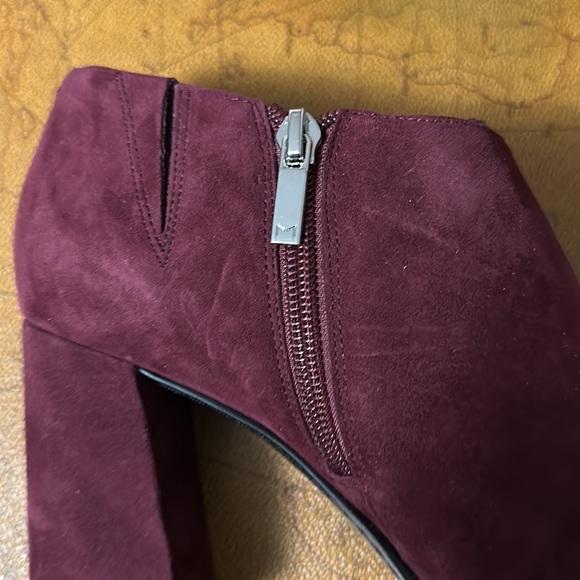 EUC MARC FISHER WOMEN SIZE 9.5 genuine burgundy suede bootie with zipper - Picture 9 of 11